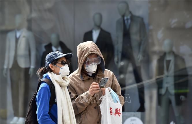 Trong ảnh: Người dân đeo khẩu trang phòng dịch COVID-19 tại Munich, Đức ngày 21/4/2020. Ảnh: AFP/TTXVN