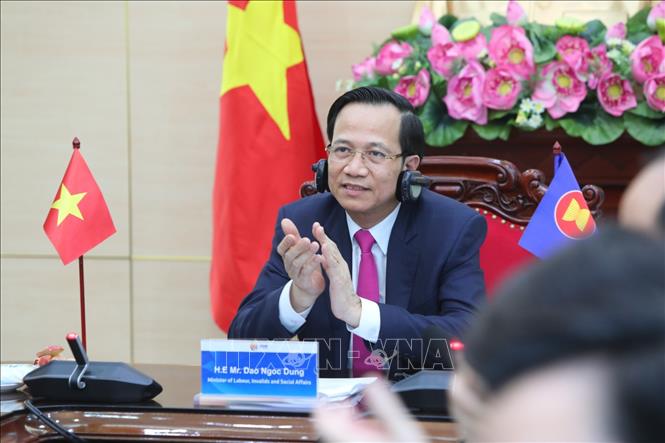 Trong ảnh: Bộ trưởng Bộ Lao động - Thương binh và xã hội Đào Ngọc Dung trao đổi trực tuyến với các Bộ trưởng khác. Ảnh: Thành Đạt - TTXVN