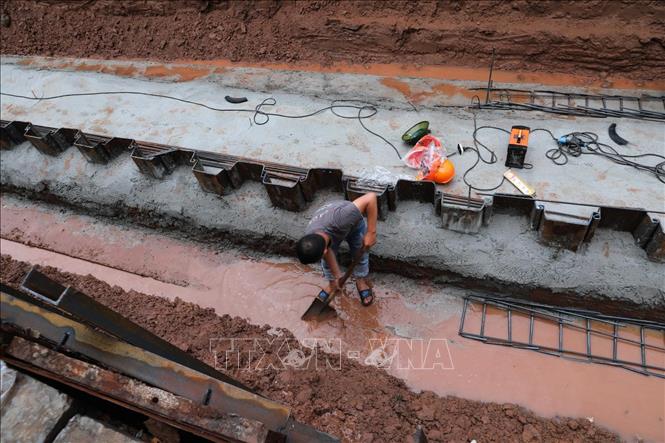 Trong ảnh: Hà Nội phá 600 mét con đường gốm sứ để mở rộng mặt đê. Ảnh: Thành Đạt - TTXVN 