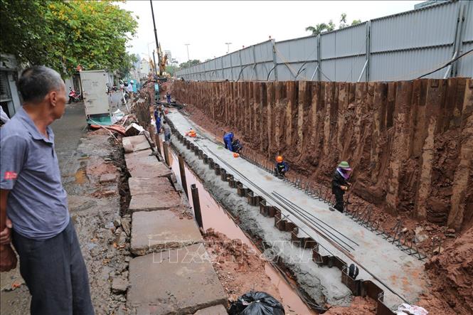 Trong ảnh: Con đường gốm sứ bị phá hơn 600m để mở rộng mặt đê. Ảnh: Thành Đạt - TTXVN