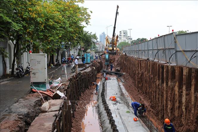 Trong ảnh: Phá dỡ một đoạn tường gốm sứ, chiều dài khoảng 600m từ nút khách sạn Thắng Lợi đến ngã ba Xuân Diệu nhằm mở rộng đường đê hiện tại. Ảnh: Thành Đạt - TTXVN 