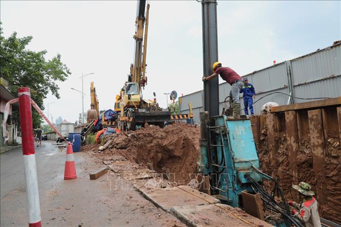 Trong ảnh: Phá dỡ một đoạn đường gốm sứ, chiều dài khoảng 600m từ nút khách sạn Thắng Lợi đến ngã ba Xuân Diệu nhằm mở rộng đường đê hiện tại. Ảnh: Thành Đạt - TTXVN 