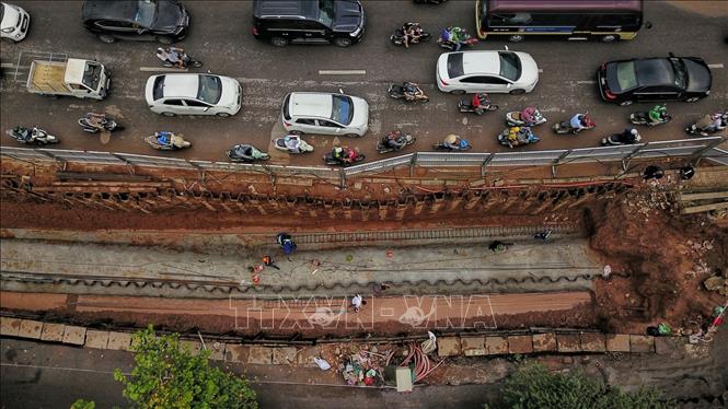 Trong ảnh: 600m con đường gốm sứ bị dỡ bỏ để thi công mở rộng đường. Ảnh: Thành Đạt - TTXVN