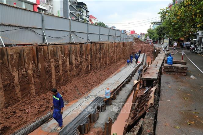 Trong ảnh: Phá dỡ một đoạn tường gốm sứ, chiều dài khoảng 600m từ nút khách sạn Thắng Lợi đến ngã ba Xuân Diệu nhằm mở rộng đường đê hiện tại. Ảnh: Thành Đạt - TTXVN 