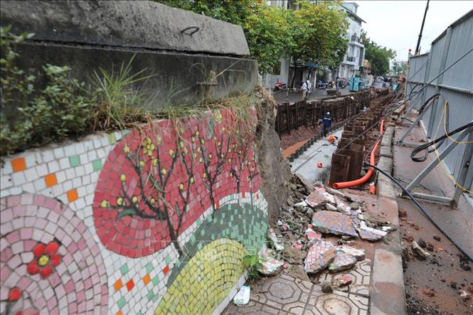 Trong ảnh: Chỉ còn 1 đoạn tranh gốm ở ngã ba Nghi Tàm - Xuân Diệu. Ảnh: Thành Đạt - TTXVN  
