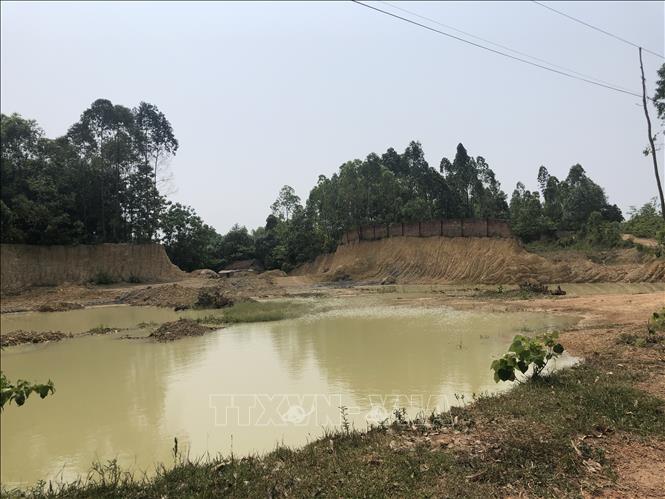 Trong ảnh: Đất đồi tại xã Phú Sơn đang bị băm nát do khai thác, thu gom, vận chuyển đất tùy tiện. Ảnh: Nguyễn Văn Cảnh - TTXVN