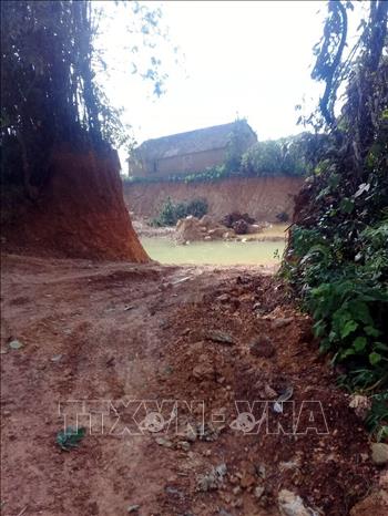 Trong ảnh: Đất đồi tại xã Phú Sơn đang bị băm nát. Ảnh: Nguyễn Văn Cảnh - TTXVN