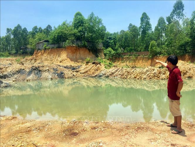 Trong ảnh: Khu khai thác đất cạnh nhà anh Trần Đăng Phi, xóm Thượng, thôn Thượng Tả (xã Phú Sơn, huyện Ba Vì) có nguy cơ sụt lún, gây thiệt hại về người và tài sản. Ảnh: Nguyễn Văn Cảnh - TTXVN