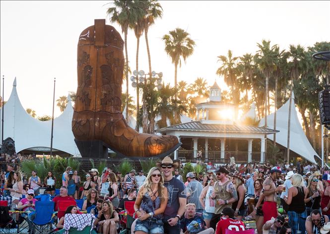 Trong ảnh (tư liệu): Khán giả thưởng thức tại lễ hội âm nhạc Coachella ở Indio, California, Mỹ, ngày 30/4/2017. Ảnh: AFP/TTXVN 