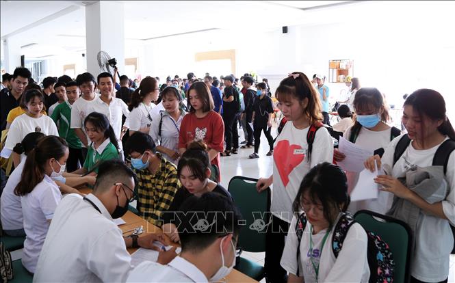 Trong ảnh: Sinh viên trường Đại học Đông Á đăng ký hiến máu tình nguyện tại chương trình. Ảnh: Trần Lê Lâm - TTXVN
