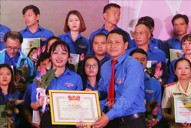 Trong ảnh: Anh Hà Duy Trung, Phó Bí thư Tỉnh đoàn Bình Định trao tặng Bằng khen cho thanh niên điển hình tiên tiến trong học tập và làm theo tư tưởng, đạo đức, phong cách Hồ Chí Minh giai đoạn 2016 – 2020 được tuyên dương tại đại hội. Ảnh: Nguyên Linh - TTXVN