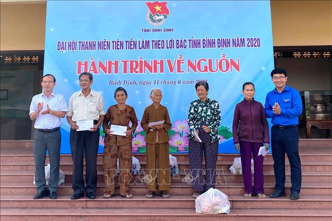 Trong ảnh: Tỉnh đoàn Bình Định tặng quà cho gia đình chính sách tại xã Tây Giang, huyện Tây Sơn. Ảnh: Nguyên Linh - TTXVN