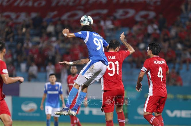 Trong ảnh: Pha tranh bóng trên không quyết liệt của cầu thủ 2 đội. Ảnh: Thành Đạt - TTXVN 