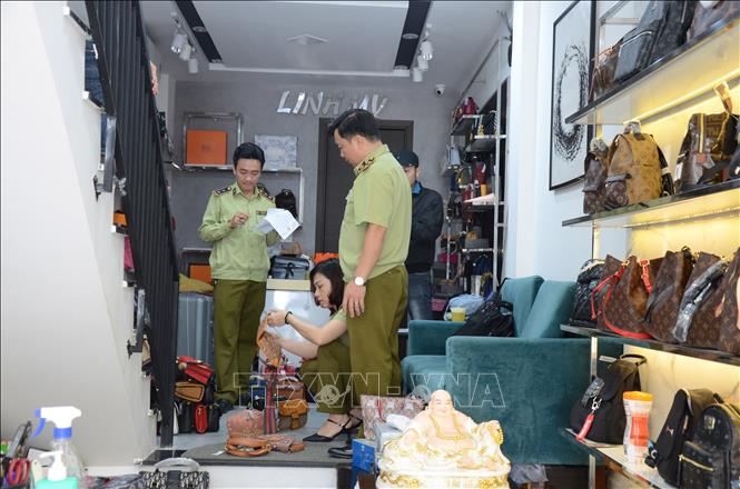 Trong ảnh: Kiểm tra tại cửa hàng túi xách Linh My số 387 Lê Duẩn (quận Hải Châu, thành phố Đà Nẵng). Ảnh: Quốc Dũng - TTXVN