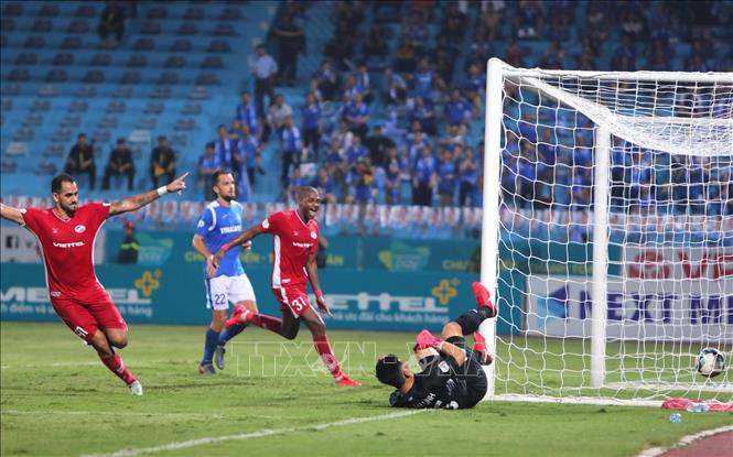 Trong ảnh: Các cầu thủ Viettel ăn mừng bàn thắng gỡ hoà 1-1. Ảnh: Thành Đạt - TTXVN