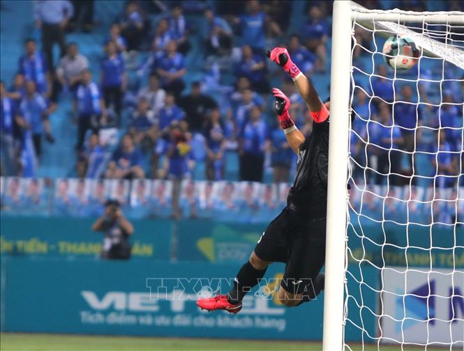 Trong ảnh: Pha sút phạt hàng rào đẹp mắt của Khắc Ngọc (Viettel) gỡ hoà 1-1. Ảnh: Thành Đạt - TTXVN