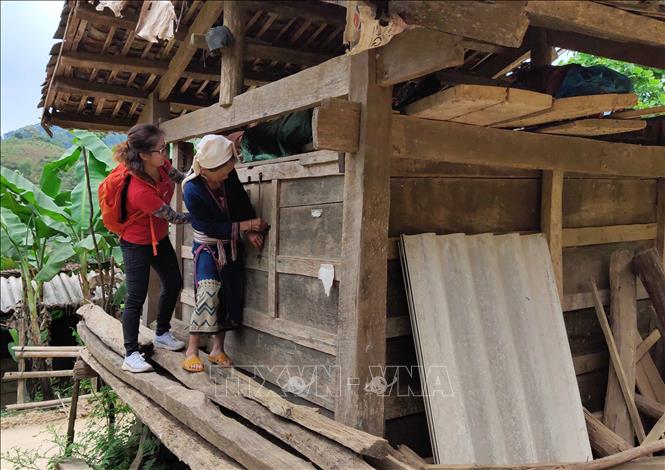 Trong ảnh: Du khách thích thú khám phá kho thóc của người Dao Tiền ở xóm Hoài Khao. Ảnh: Quốc Đạt - TTXVN