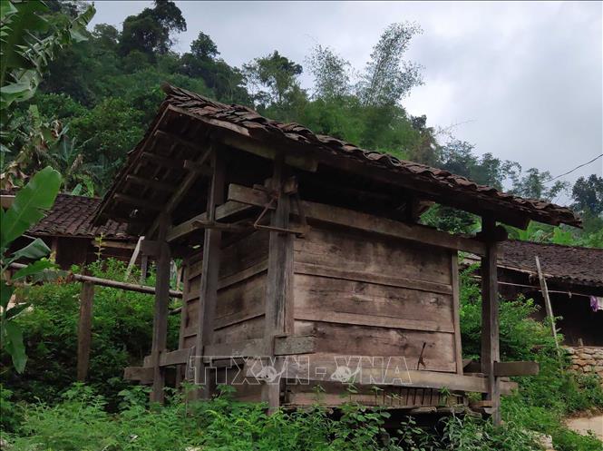 Trong ảnh: Người dân xóm Hoài Khao không dùng bồ để chứa thóc, họ dựng những căn nhà gỗ nhỏ làm kho chứa, trông rất độc đáo, lạ mắt. Ảnh: Quốc Đạt - TTXVN