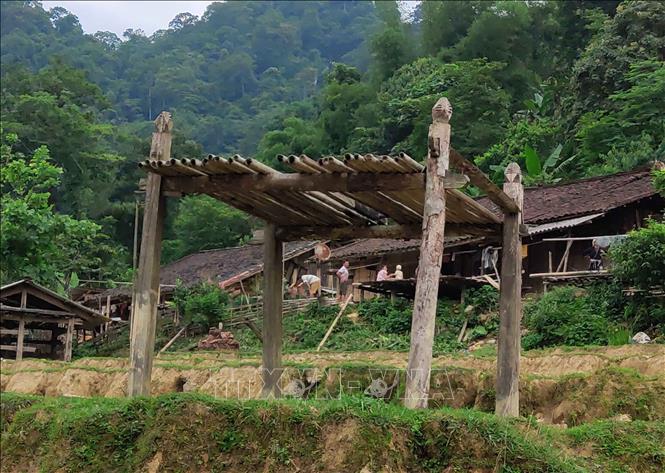 Trong ảnh: Người dân Hoài Khao vẫn giữ được những sàn gỗ dựng giữa đồng dùng làm nơi thực hiện nghi lễ cấp sắc cho những công dân mới trưởng thành. Ảnh: Quốc Đạt - TTXVN