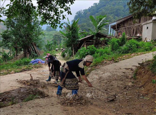 Trong ảnh: Người dân xóm Hoài Khao vệ sinh sinh đường làng ngõ xóm, giữ môi trường sạch đẹp. Ảnh: Quốc Đạt - TTXVN