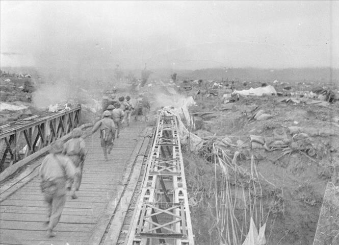 Tác giả Triệu Đại (TTXVN) được tặng Giải thưởng Nhà nước về văn học nghệ thuật năm 2000 cho bộ ảnh về Điên Biên Phủ, trong đó có bức ảnh 