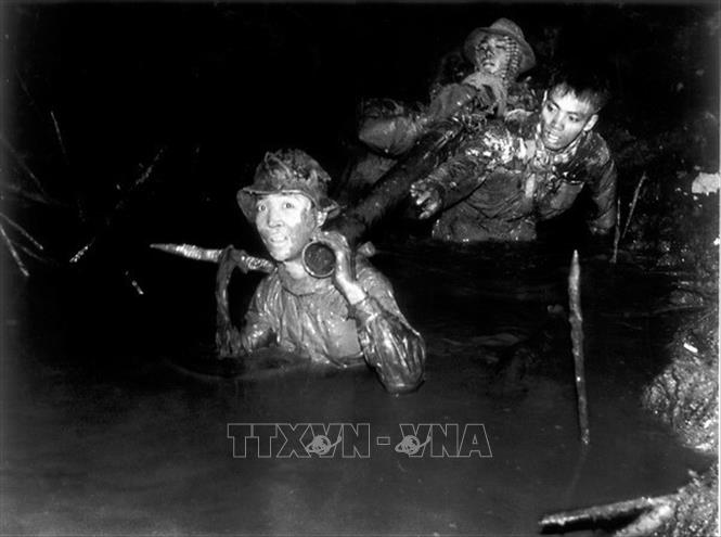 Tác giả Trần Bỉnh Khuôl (Hai Nhíp) được tặng Giải thưởng Nhà nước đợt 3 - năm 2006 với tác phẩm 