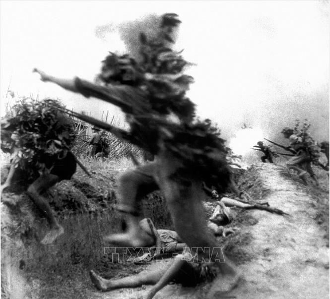 Tác giả Nguyễn Tiến Lợi được nhận Giải thưởng Nhà nước đợt 3 - năm 2006 với tác phẩm 