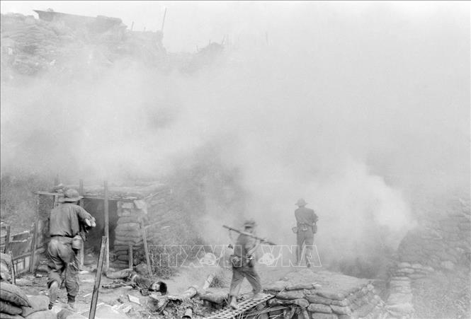 Tác phẩm ảnh “Đánh chiếm cứ điểm 365” của nhà báo Lương Nghĩa Dũng (TTXVN) trong Cụm 5 tác phẩm ảnh “Những khoảnh khắc để lại” được trao tặng Giải thưởng Hồ Chí Minh đợt V – năm 2017. Ảnh: Lương Nghĩa Dũng – TTXVN