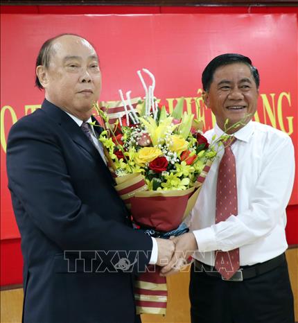 Trong ảnh: Trần Cẩm Tú (phải), Bí thư Trung ương Đảng, Chủ nhiệm Ủy ban Kiểm tra Trung ương tặng hoa chúc mừng đồng chí Nguyễn Văn Chi. Ảnh: Nguyễn Sơn-TTXVN