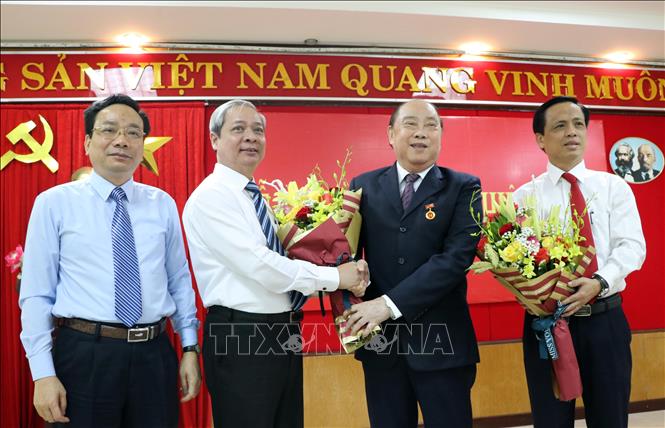 Trong ảnh: Đại diện các Ban của Đảng tặng hoa chúc mừng đồng chí Nguyễn Văn Chi. Ảnh: Nguyễn Sơn-TTXVN