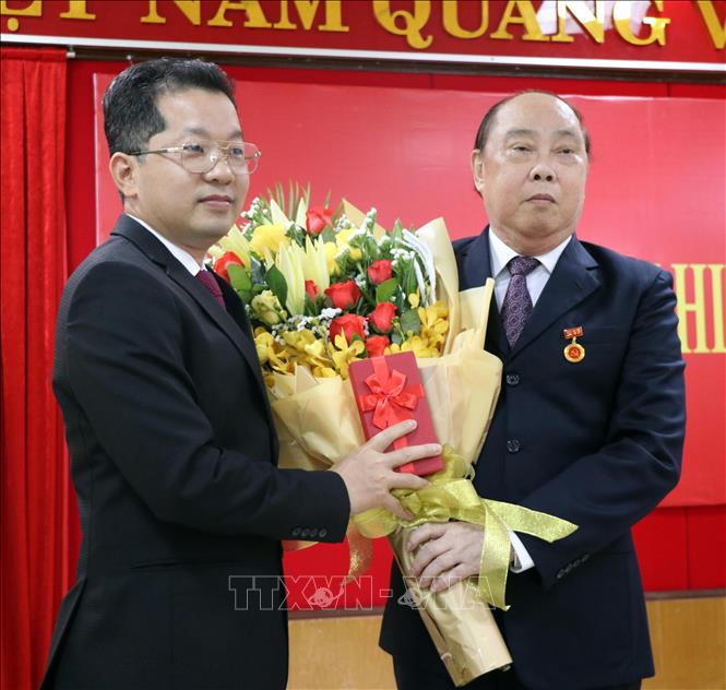 Trong ảnh: Phó Bí thư Thường trực Thành ủy Đà Nẵng Nguyễn Văn Quảng tặng hoa chúc mừng đồng chí Nguyễn Văn Chi. Ảnh: Nguyễn Sơn-TTXVN