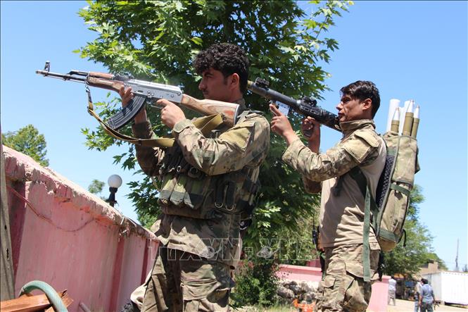 Trong ảnh: Lực lượng an ninh trong chiến dịch truy quét phiến quân tại tỉnh Kunduz, miền bắc Afghanistan, ngày 19/5/2020. Ảnh: THX/TTXVN