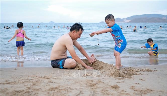 Khánh Hòa: Nắng nóng cao điểm, bãi biển Nha Trang thu hút đông người dân  đến tắm - Ảnh thời sự trong nước - Văn hoá & Xã hội - Thông tấn