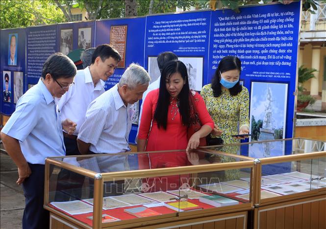 Trong ảnh: Đại biểu tham quan triển lãm chuyên đề “Chiến thắng Cái Sơn - Mốc son trong tiến trình lịch sử tỉnh Vĩnh Long”. Ảnh: Phạm Minh Tuấn-TTXVN