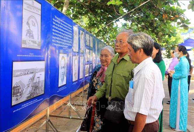 Trong ảnh: Đại biểu tham quan triển lãm chuyên đề “Chiến thắng Cái Sơn - Mốc son trong tiến trình lịch sử tỉnh Vĩnh Long”. Ảnh: Phạm Minh Tuấn-TTXVN