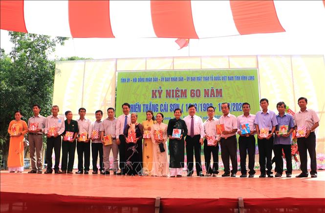 Trong ảnh: Lãnh đạo tỉnh Vĩnh Long tặng quà tri ân cho thân nhân những đồng chí trực tiếp tham gia trận đánh Cái Sơn. Ảnh: Phạm Minh Tuấn-TTXVN