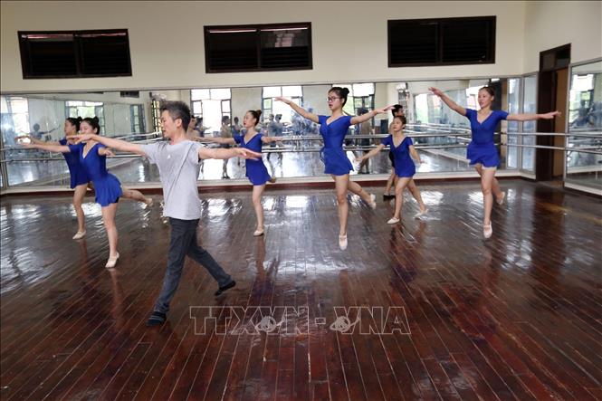 Trong ảnh: Tiết học múa của học sinh sinh viên Khoa Múa và Sân khấu, Trường Cao đẳng Văn hóa Nghệ thuật Việt Bắc. Ảnh: Anh Tuấn – TTXVN