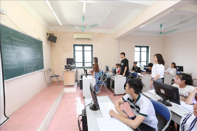 Trong ảnh: Một tiết học văn hóa (Tiếng Anh) của học sinh sinh viên Trường Cao đẳng Văn hóa Nghệ thuật Việt Bắc. Ảnh: Anh Tuấn – TTXVN