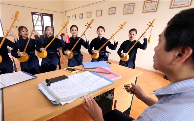 Trong ảnh: Một tiết học Hát then đàn tính của Khoa Âm nhạc, Trường Cao đẳng Văn hóa Nghệ thuật Việt Bắc. Ảnh: Anh Tuấn – TTXVN