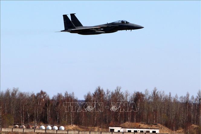 Trong ảnh (tư liệu): Máy bay chiến đấu F-15C Eagle của Không lực Mỹ tham gia huấn luyện tại căn cứ không quân của NATO gần Siauliai Zuokniai, Lítva. Ảnh: AFP/TTXVN