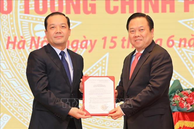 Trong ảnh: Ông Nguyễn Hoàng Anh, Chủ tịch Ủy ban Quản lý vốn nhà nước tại doanh nghiệp trao Quyết định của Thủ tướng Chính phủ bổ nhiệm ông Phạm Đức Long, Thành viên Hội đồng thành viên, Tổng Giám đốc VNPT giữ chức vụ Chủ tịch Hội đồng thành viên VNPT. Ảnh: Minh Quyết – TTXVN