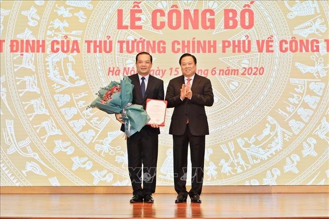 Trong ảnh: Ông Nguyễn Hoàng Anh, Chủ tịch Ủy ban Quản lý vốn nhà nước tại doanh nghiệp trao Quyết định của Thủ tướng Chính phủ bổ nhiệm ông Phạm Đức Long, Thành viên Hội đồng thành viên, Tổng Giám đốc VNPT giữ chức vụ Chủ tịch Hội đồng thành viên VNPT. Ảnh: Minh Quyết – TTXVN