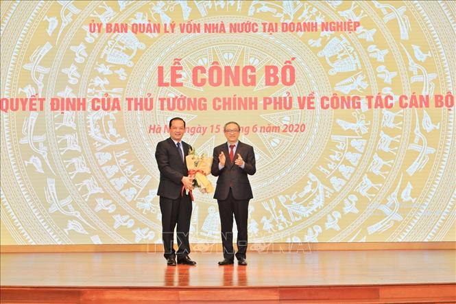 Trong ảnh: Thứ trưởng Bộ Thông tin và Truyền thông Phan Tâm tặng hoa chúc mừng tân Chủ tịch Hội đồng thành viên VNPT. Ảnh: Minh Quyết – TTXVN