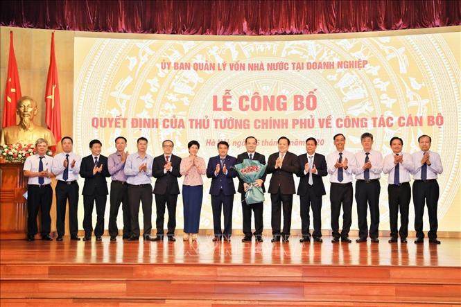 Trong ảnh: Đại biểu tặng hoa chúc mừng tân Chủ tịch Hội đồng thành viên VNPT Phạm Đức Long. Ảnh: Minh Quyết – TTXVN