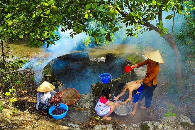 Trong ảnh: Người dân Hoa Lư sinh hoạt bên giếng làng. Ảnh: Minh Đức - TTXVN
