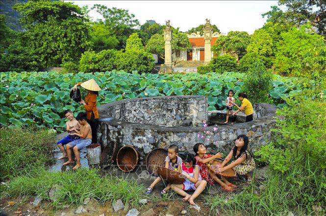 Trong ảnh: Người dân huyện Hoa Lư sinh hoạt tại giếng làng. Ảnh: Minh Đức - TTXVN