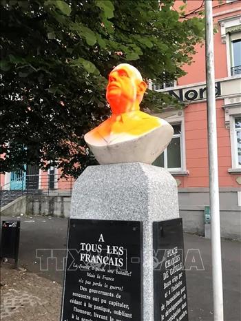 Trong ảnh: Bức tượng bán thân cố Tổng thống Pháp Charles de Gaulle bị những người biểu tình bôi sơn vàng và viết từ 