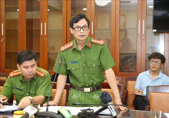 Trong ảnh: Đại tá Ngô Văn Hóa, Trưởng phòng Phòng phòng ngừa, đấu tranh chống tội phạm ma túy tổng hợp và tiền chất, Cục Cảnh sát phòng, chống tội phạm về ma túy trả lời các câu hỏi của phóng viên. Ảnh: Doãn Tấn - TTXVN