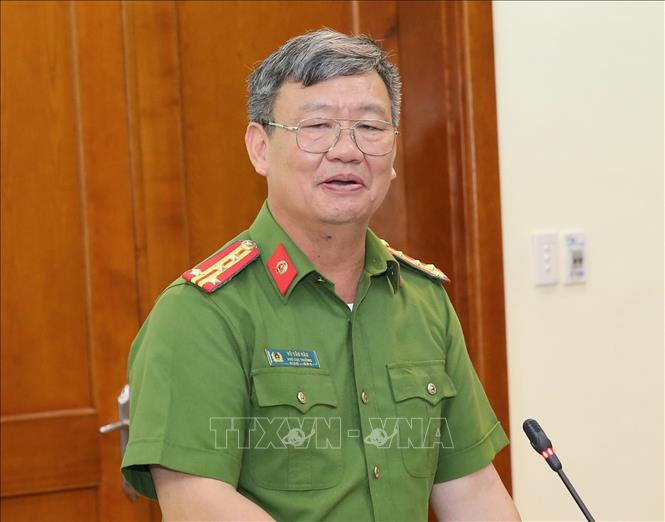 Trong ảnh: Đại tá Vũ Bá Hậu, Phó Cục trưởng Cục Cảnh sát phòng, chống tội phạm về ma túy trả lời các câu hỏi của phóng viên. Ảnh: Doãn Tấn - TTXVN