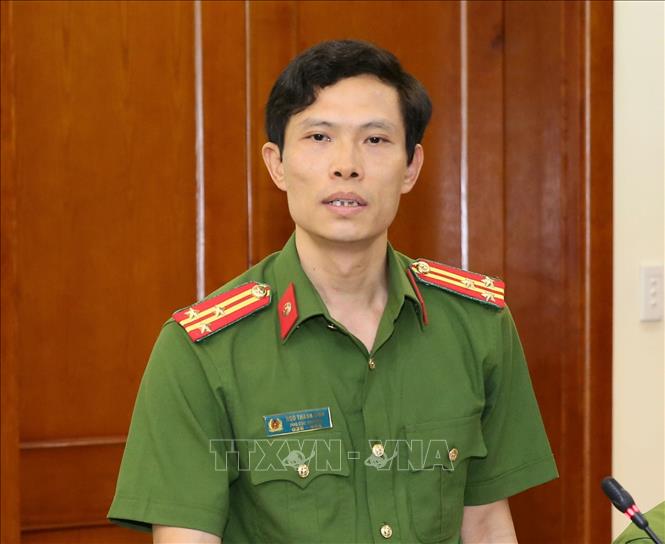 Trong ảnh: Thượng tá Ngô Thanh Bình, Phó Cục trưởng Cục Cảnh sát phòng, chống tội phạm về ma túy trả lời các câu hỏi của phóng viên. Ảnh: Doãn Tấn - TTXVN